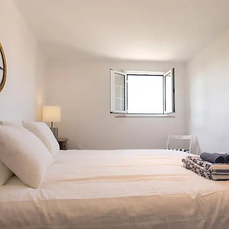 Castle River View - By The Portuguese Story דירה