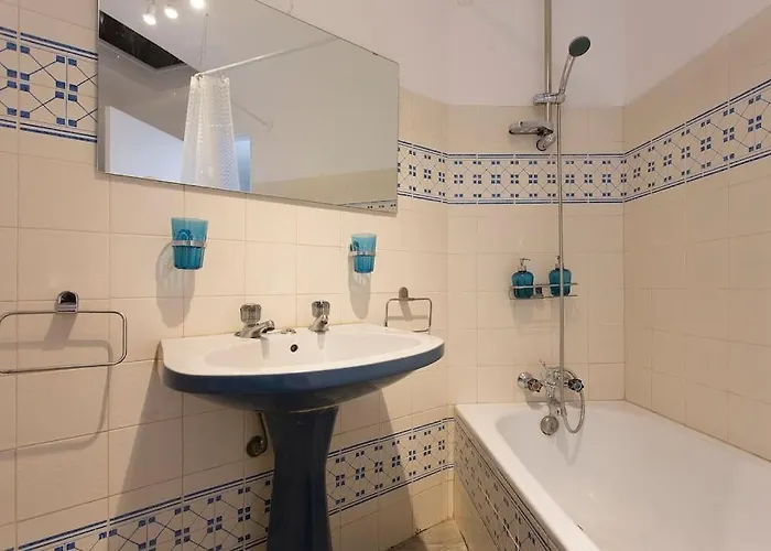 River View In Castelo Historic One Bedroom * ליסבון